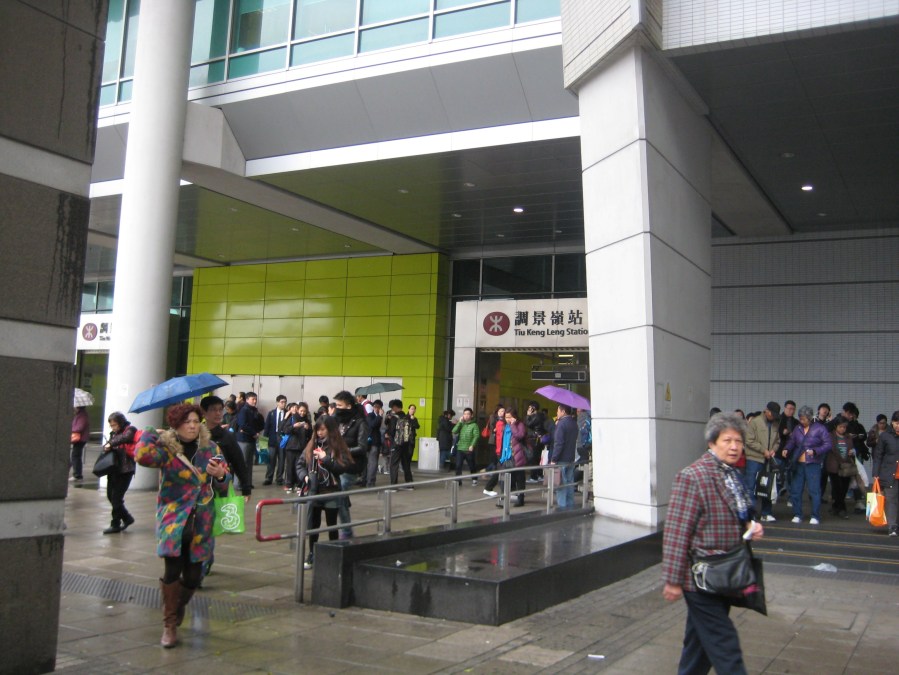 leaving the MTR station due to power failure 